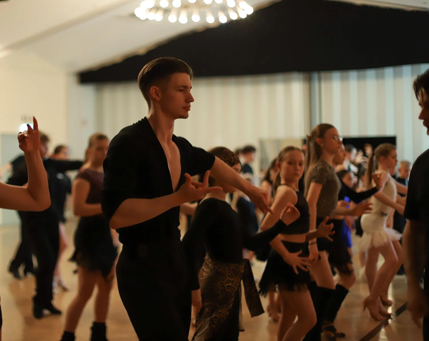 Tänzer im Vordergrund während des Trainings in der Halle
