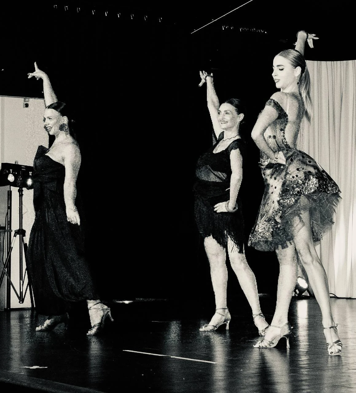 Drei Tänzerinnen bei einem Auftritt von Social Dancing und Ladies Latin