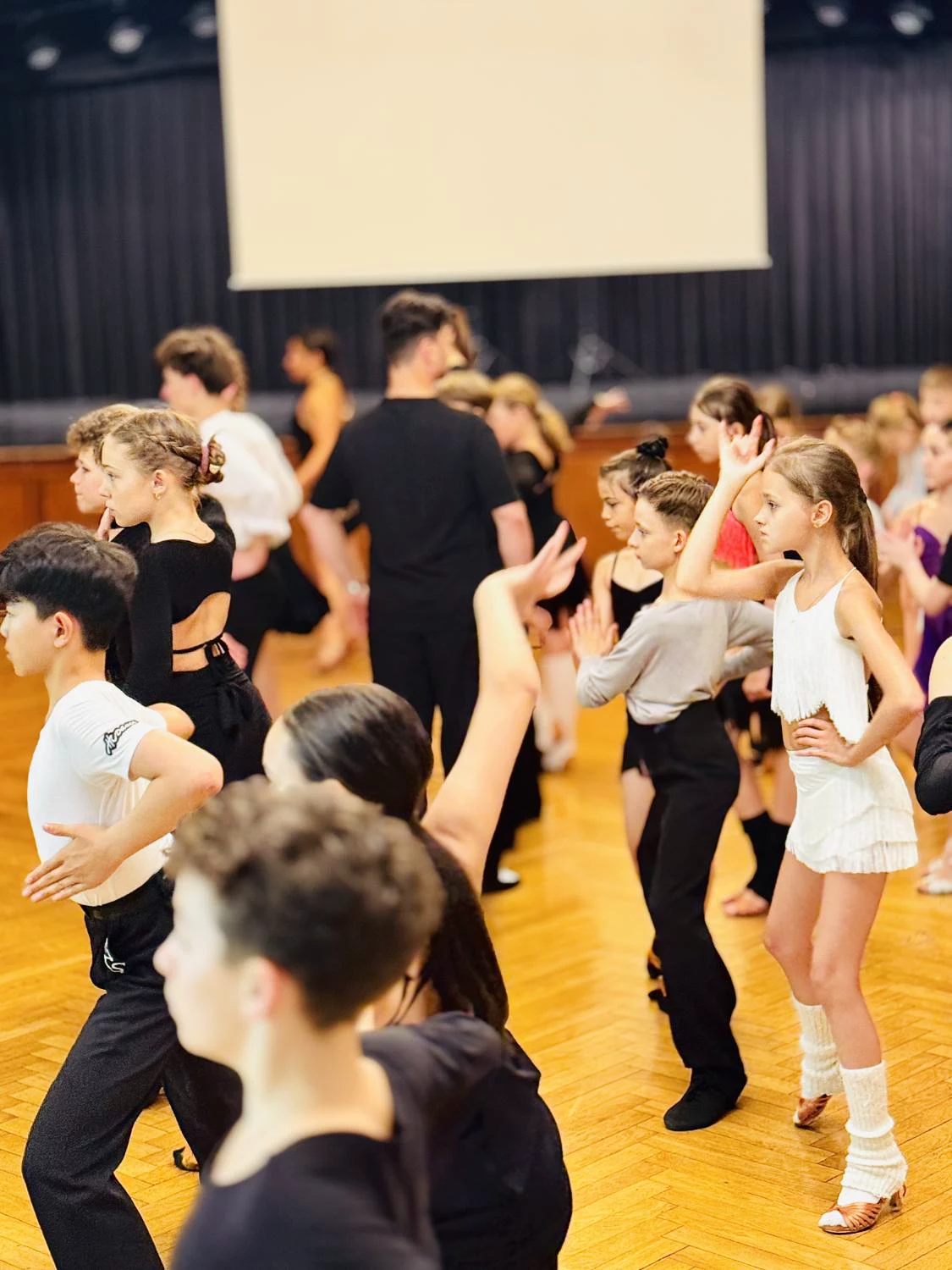 Kinder und Jugendliche beim gemeinsamen Tanztraining.