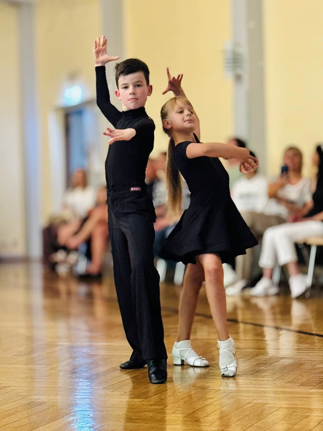 Junges Tanzpaar beim Training im Tanzsportzentrum Exzellenz.