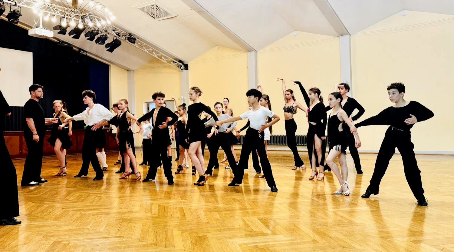 Kinder und Jugendliche beim gemeinsamen Tanztraining im Tanzsportzentrum Exzellenz Baden-Baden