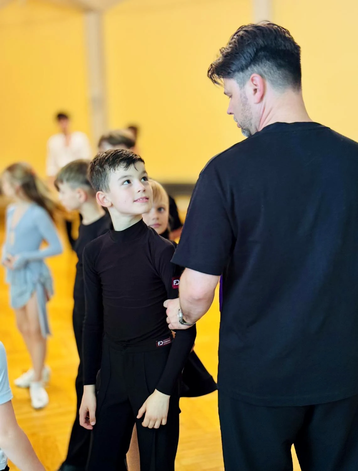Trainer spricht mit einem jungen Tänzer