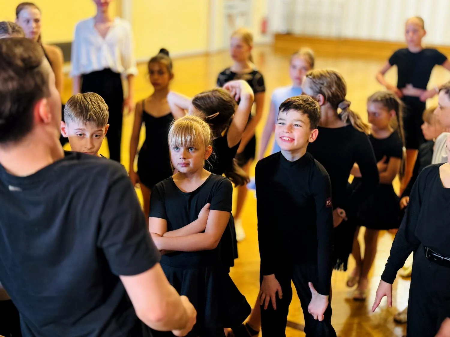 Kinder und Jugendliche im gemeinsamen Training